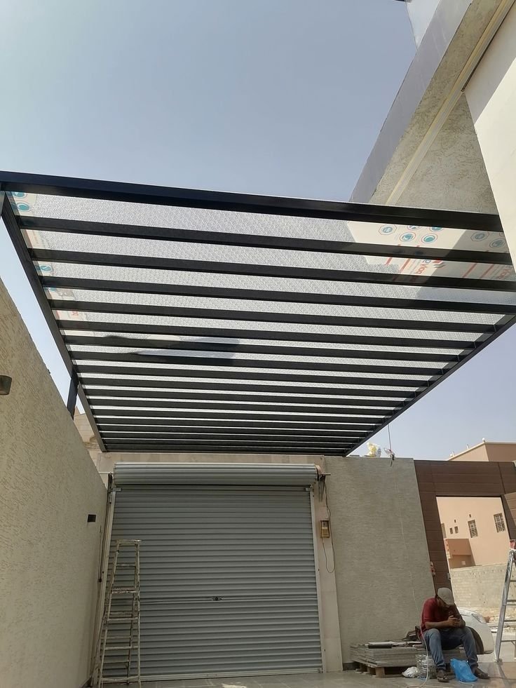 مظلات لكسان معلقة فوق الباب