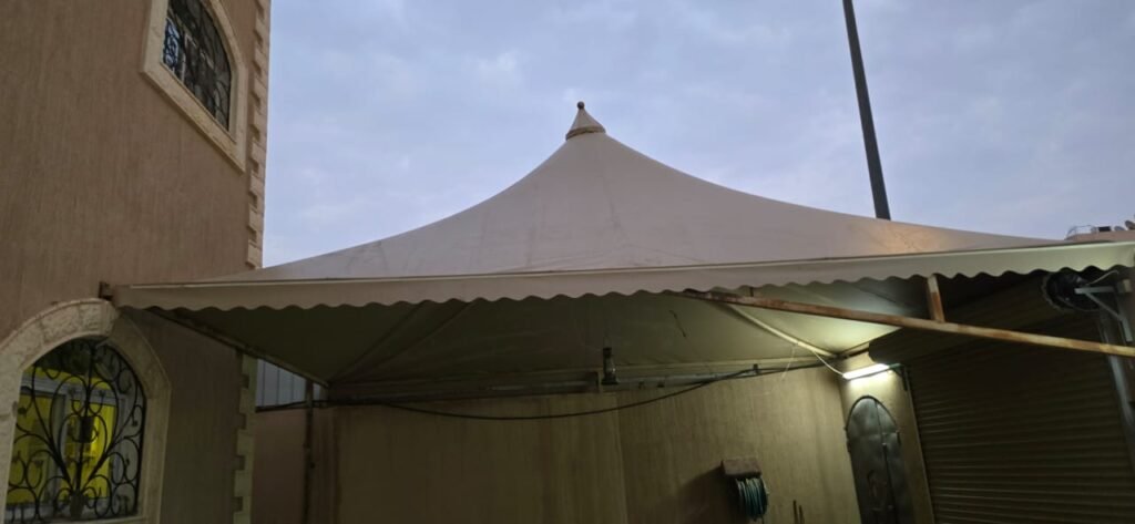 مظلات هرمية 